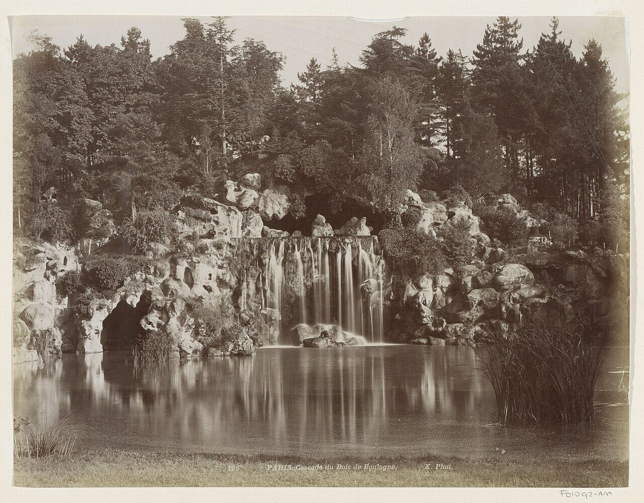 La cascade du bois de Boulogne et ses rochers de grès, photographiée vers 1890