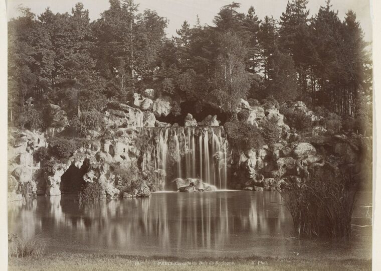 La cascade du bois de Boulogne et ses rochers de grès, photographiée vers 1890