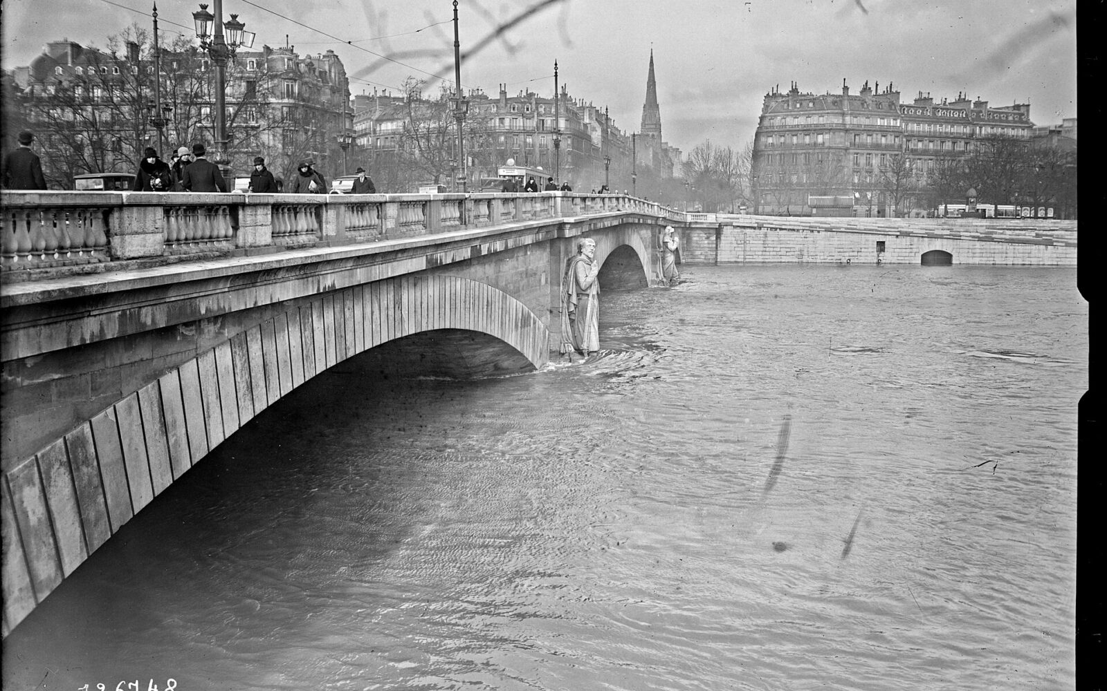 Le Zouave du pont de l'Alma pendant une crue de la Seine
