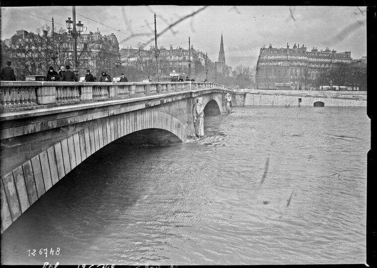 Le Zouave du pont de l'Alma pendant une crue de la Seine