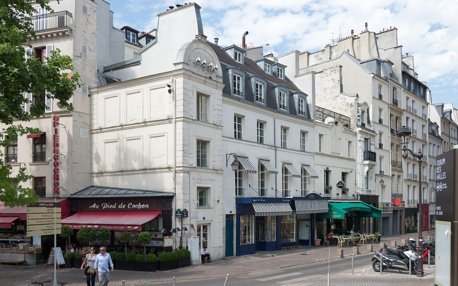 La devanture d'Au Pied de Cochon, rue Coquillière, aux Halles