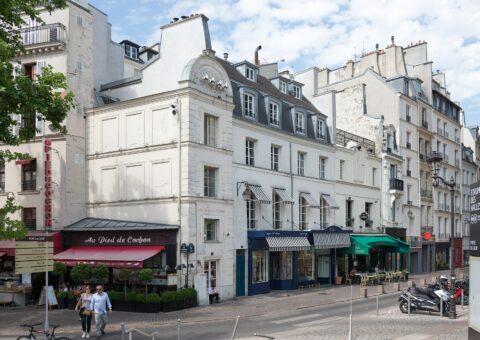 La devanture d'Au Pied de Cochon, rue Coquillière, aux Halles
