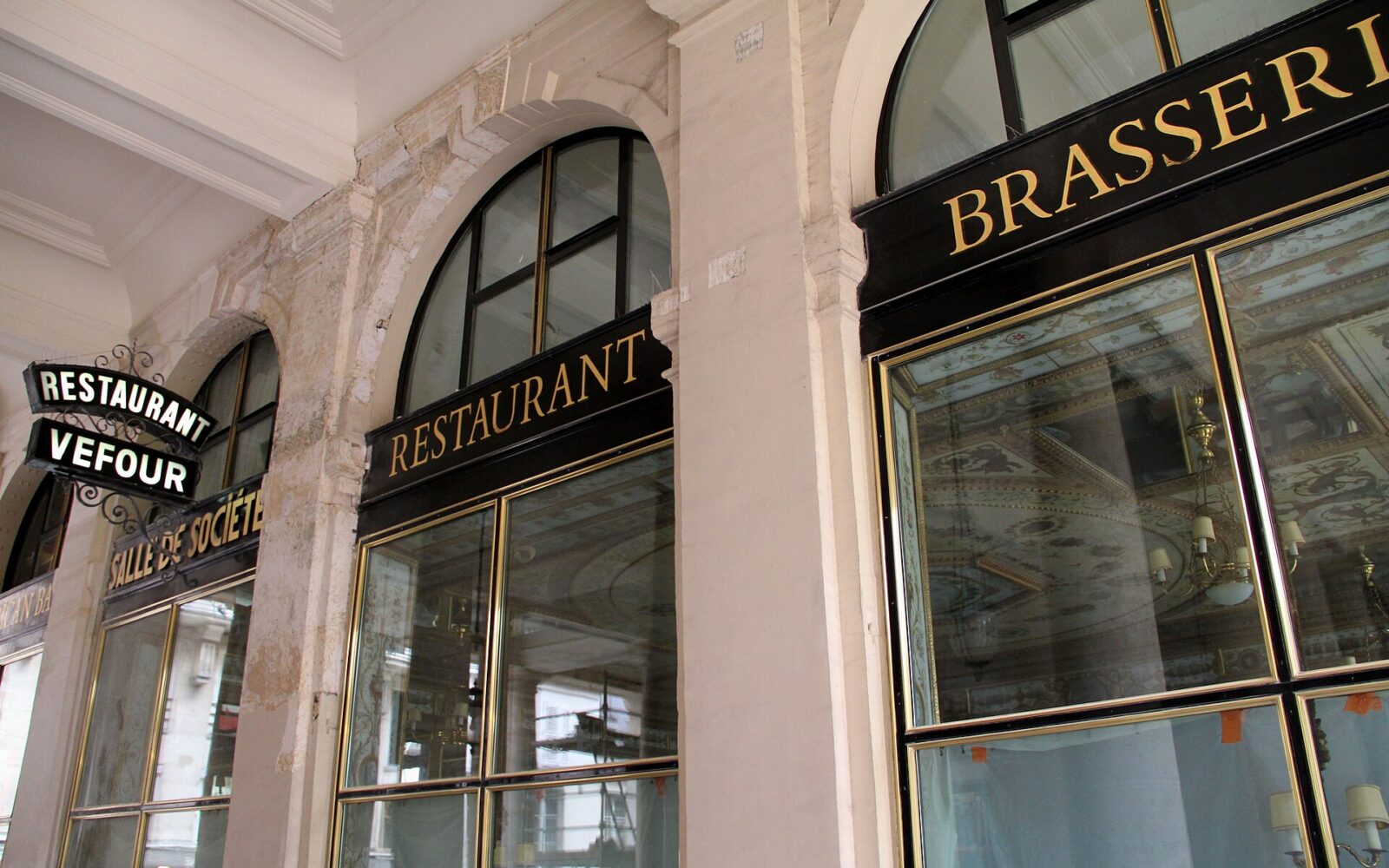 Les arcades du Grand Véfour, galerie de Beaujolais, au Palais-Royal