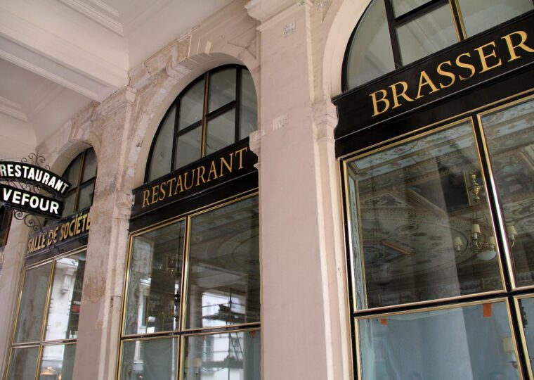 Les arcades du Grand Véfour, galerie de Beaujolais, au Palais-Royal
