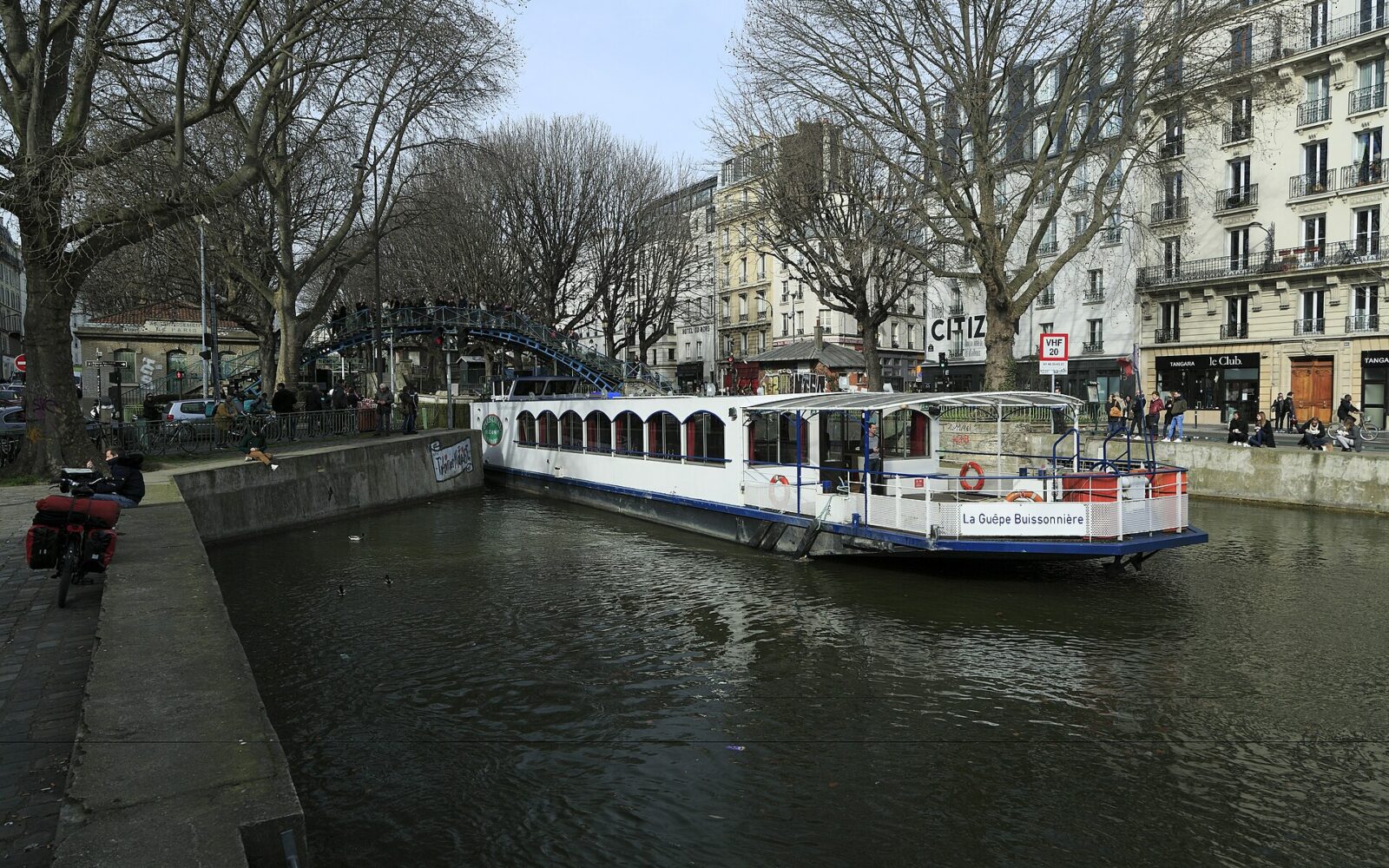 Une écluse du canal Saint-Martin, côté quai de Valmy