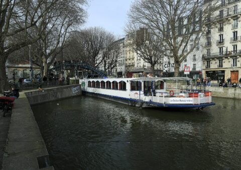 Une écluse du canal Saint-Martin, côté quai de Valmy