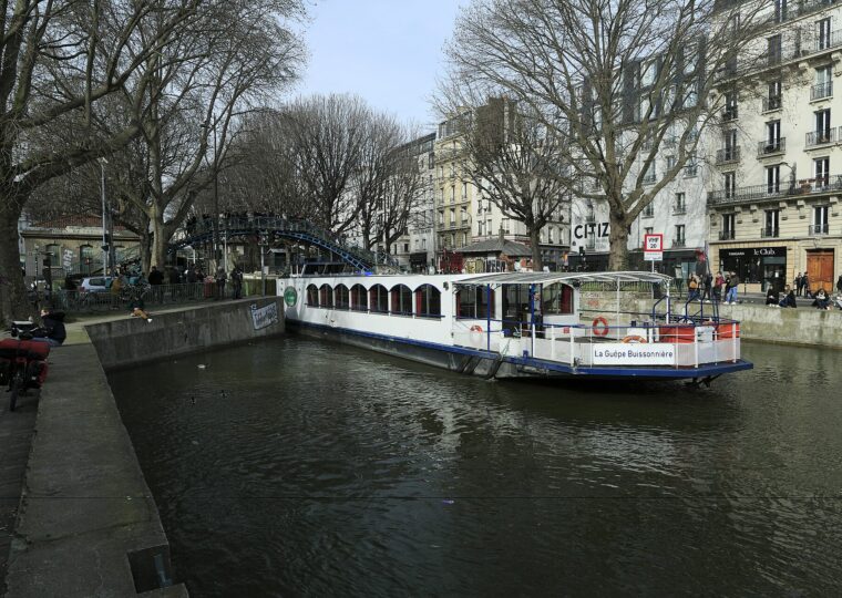 Une écluse du canal Saint-Martin, côté quai de Valmy