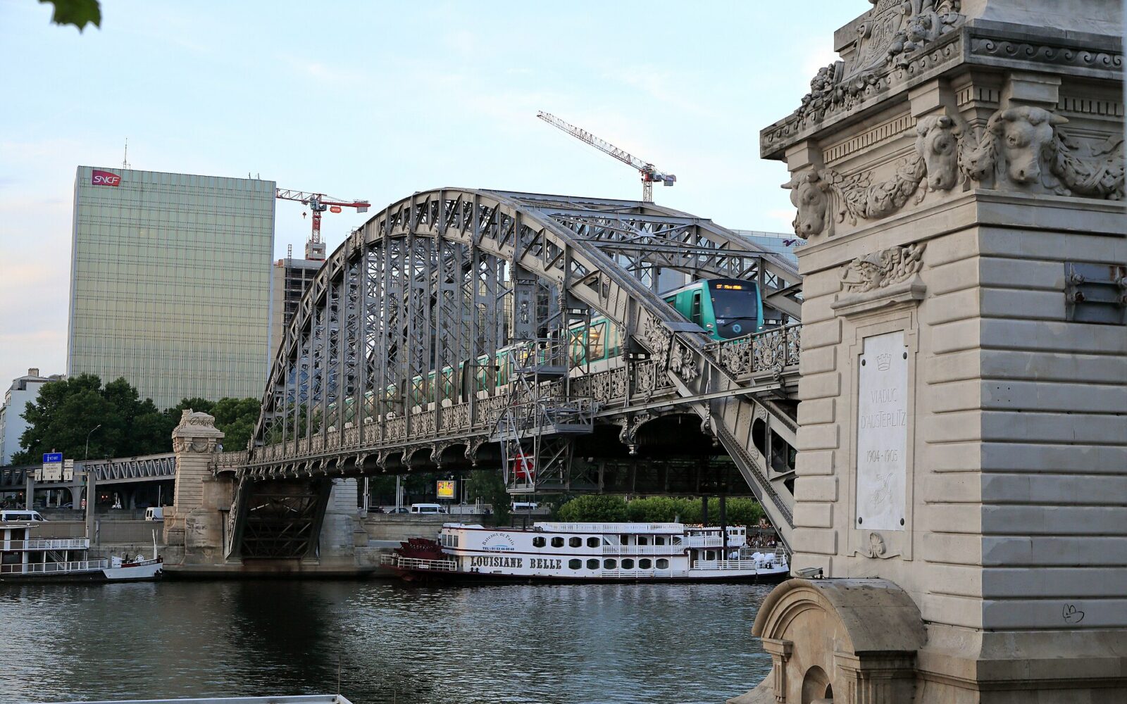 L'arche unique du viaduc d'Austerlitz et le métro aérien