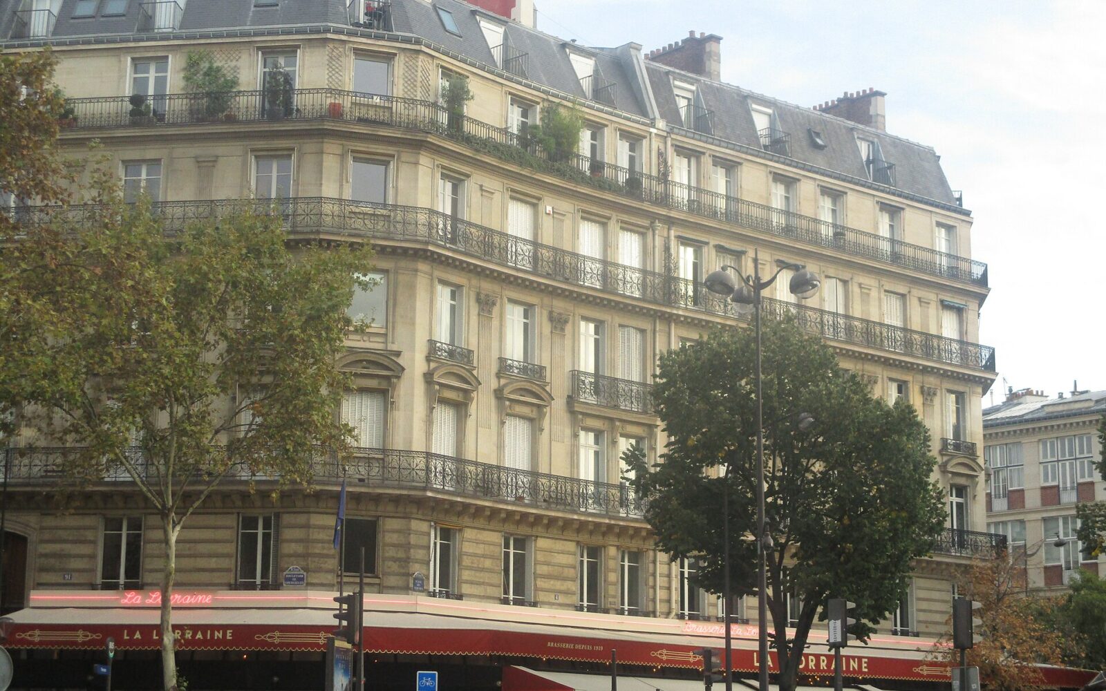 La façade de la brasserie La Lorraine, place des Ternes