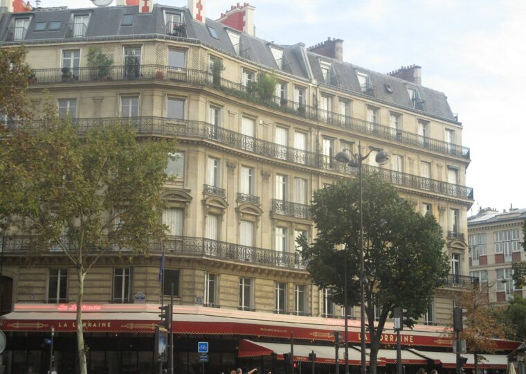La façade de la brasserie La Lorraine, place des Ternes