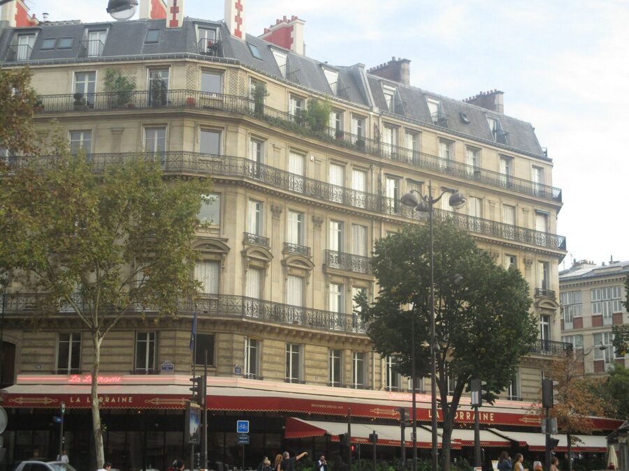 La façade de la brasserie La Lorraine, place des Ternes