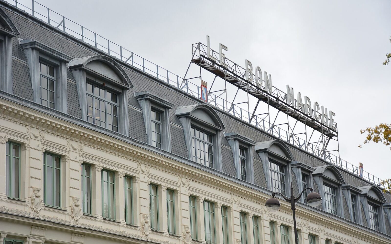 La façade du Bon Marché, rue de Sèvres