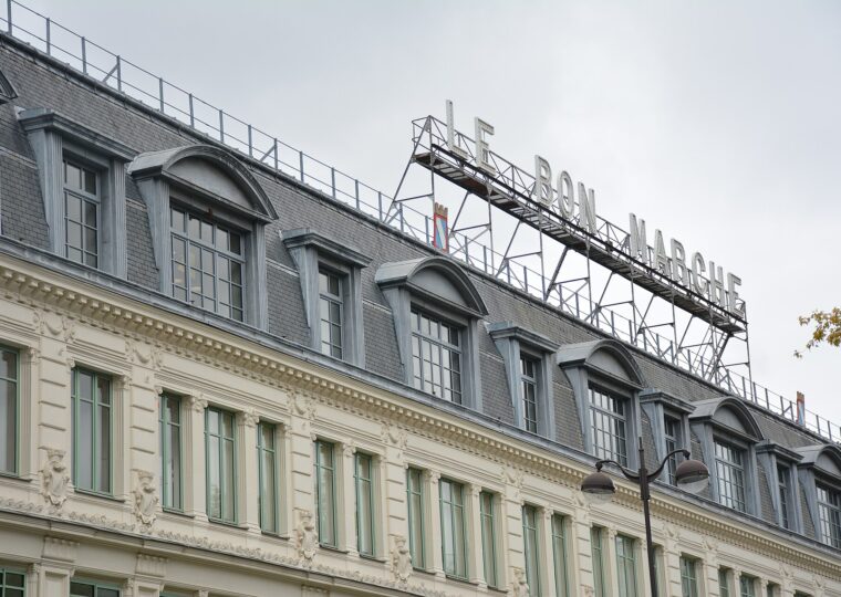 La façade du Bon Marché, rue de Sèvres
