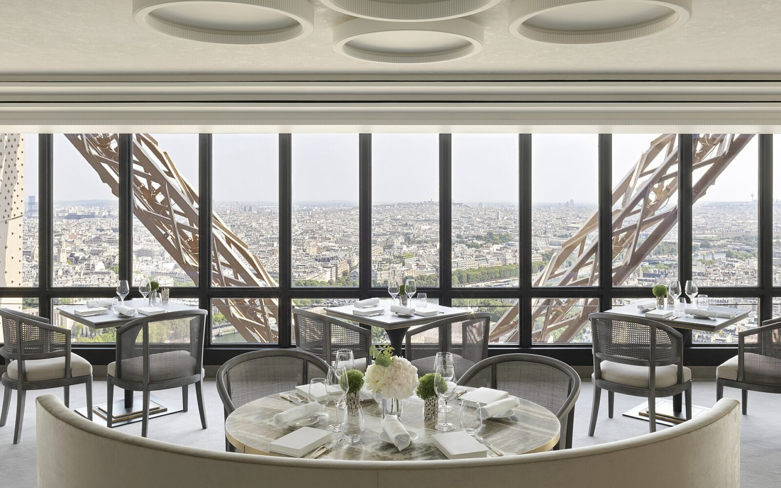 La tour Eiffel, dont le 2e étage abrite le restaurant Jules Verne