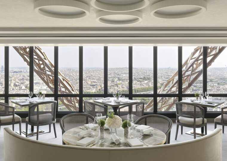 La tour Eiffel, dont le 2e étage abrite le restaurant Jules Verne