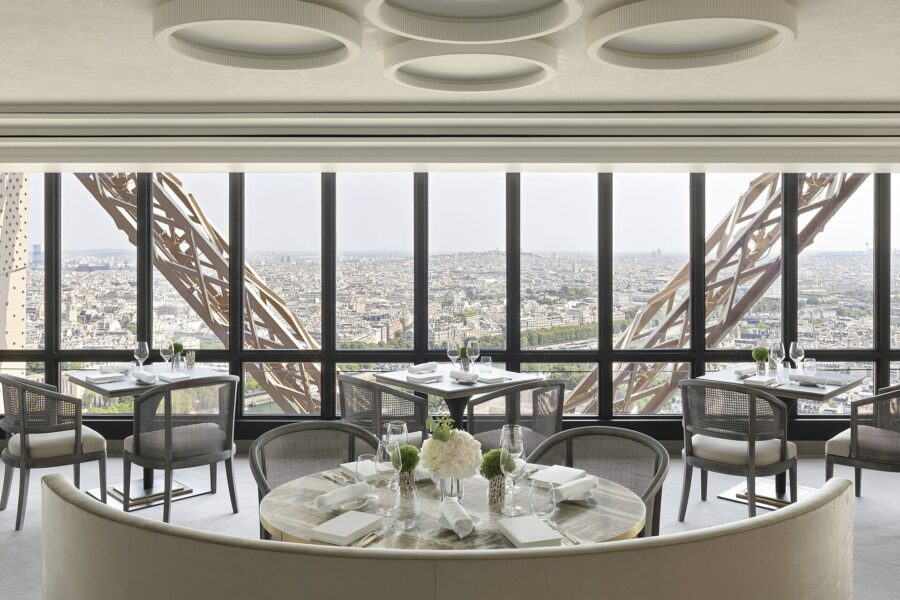 La tour Eiffel, dont le 2e étage abrite le restaurant Jules Verne