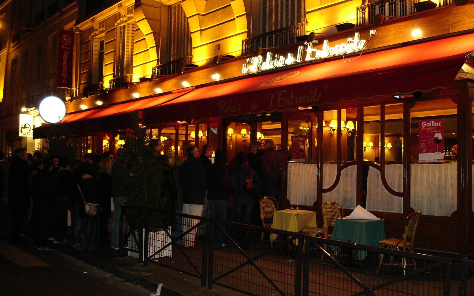 La devanture du Relais de l'Entrecôte, rue Saint-Benoît