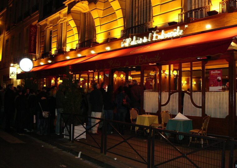 La devanture du Relais de l'Entrecôte, rue Saint-Benoît