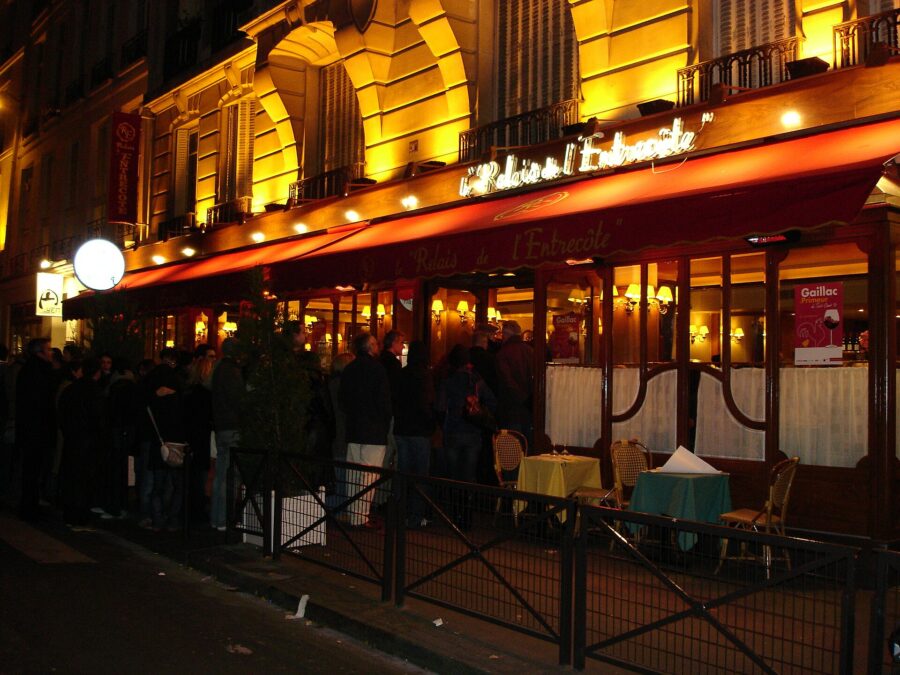 La devanture du Relais de l'Entrecôte, rue Saint-Benoît