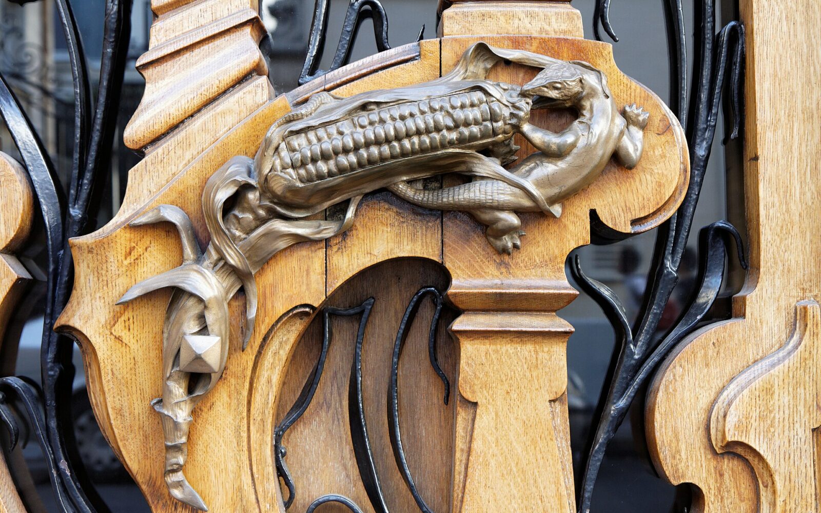 La façade et la porte du 151 rue de Grenelle