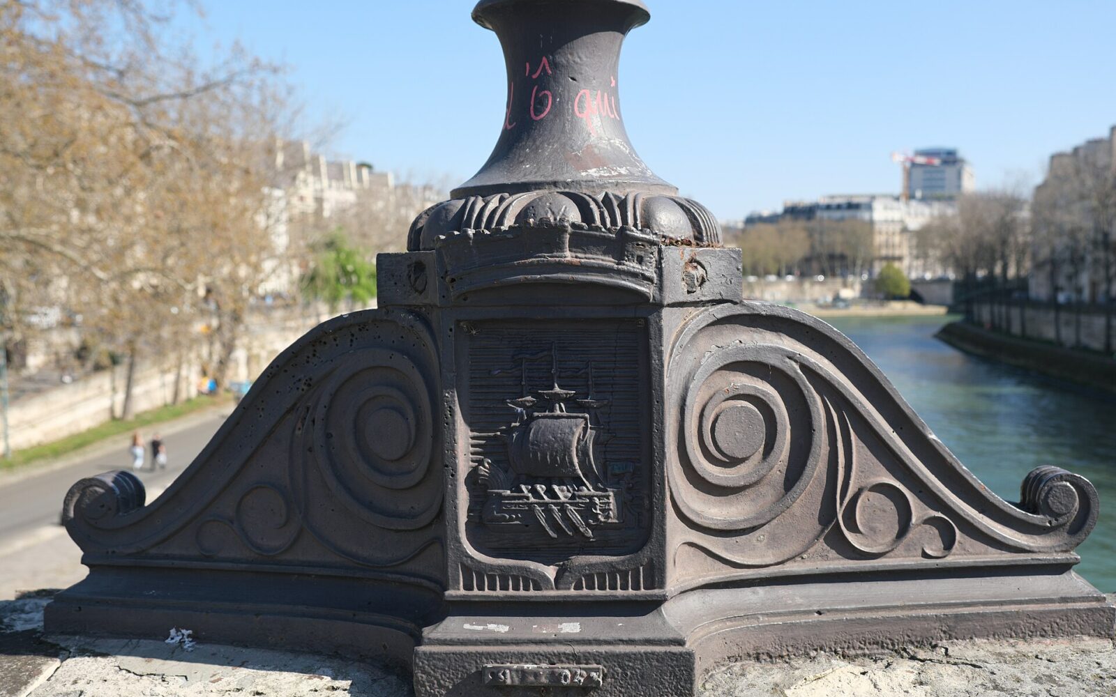 La lanterne et les arches du pont Marie