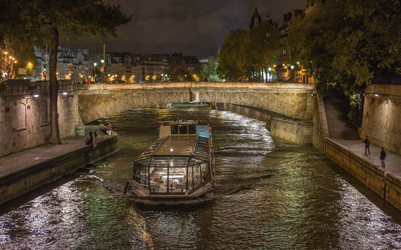 Le Petit-Pont-Cardinal-Lustiger, entre la Cité et le quartier Latin