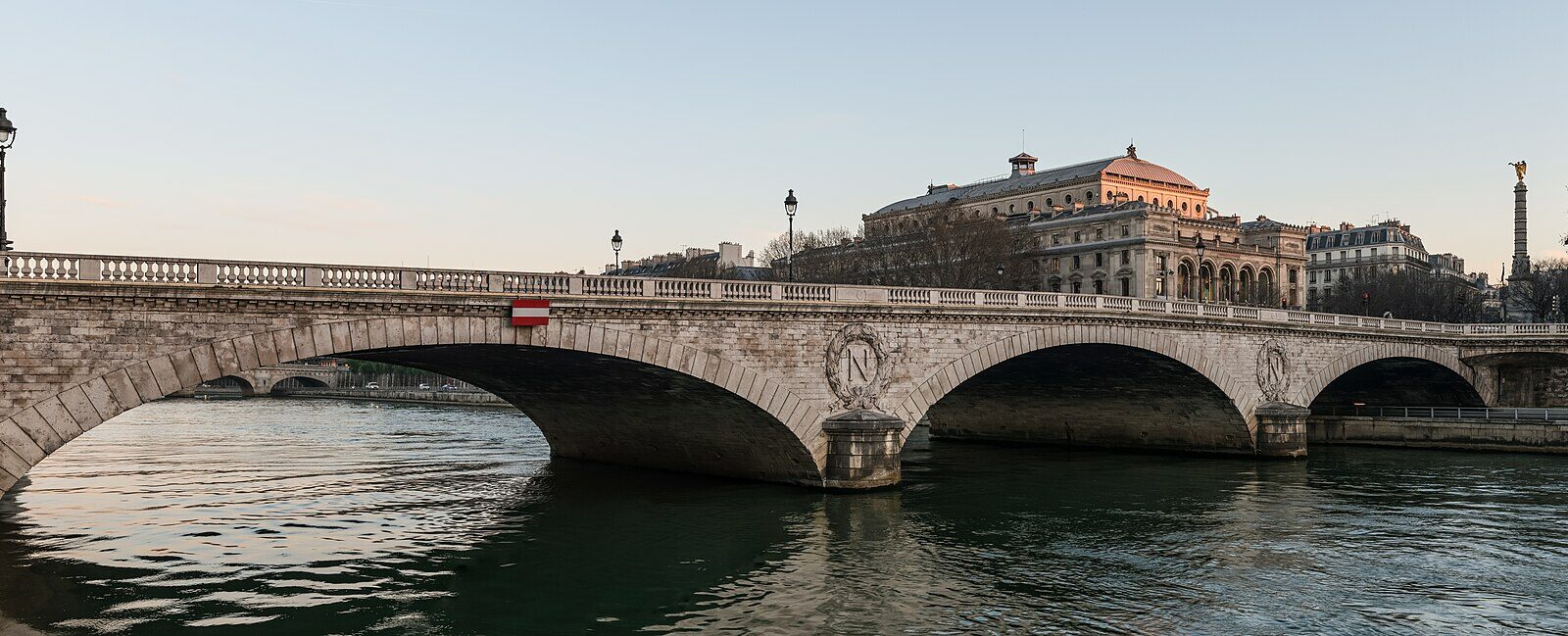 Le pont au Change et la Conciergerie vus de l'île de la Cité