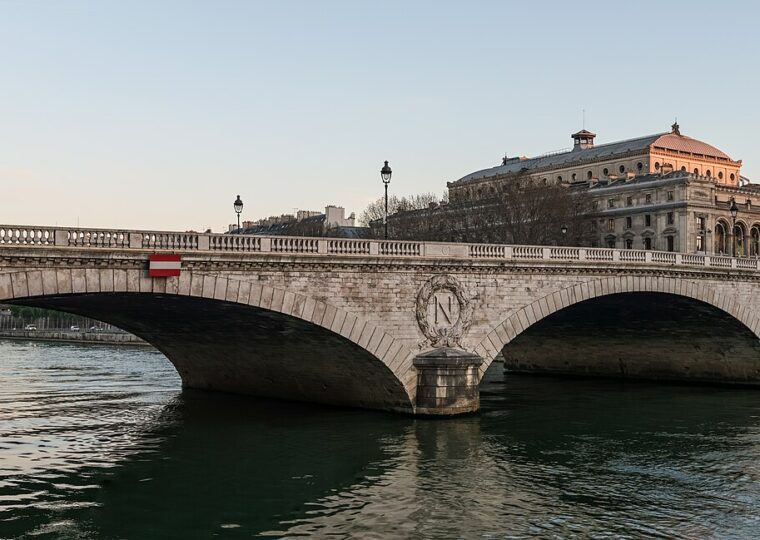 Le pont au Change et la Conciergerie vus de l'île de la Cité