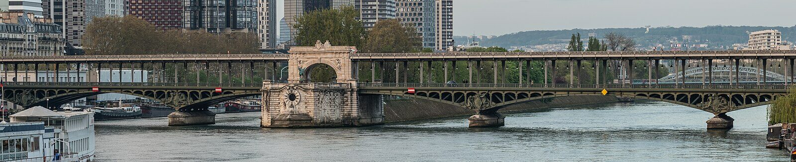 La colonnade du pont de Bir-Hakeim et son viaduc