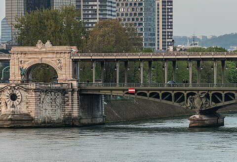 La colonnade du pont de Bir-Hakeim et son viaduc