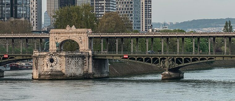 La colonnade du pont de Bir-Hakeim et son viaduc