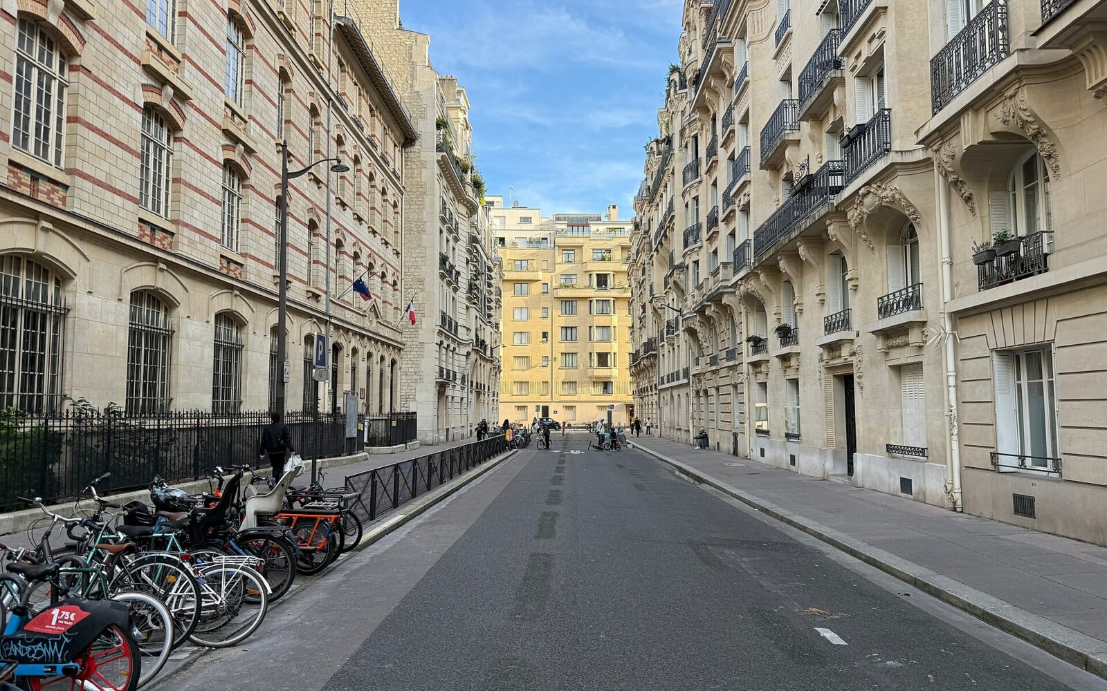 La porte ornée du 11 rue Chernoviz, à Passy