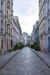 Les façades pastel de la rue Crémieux