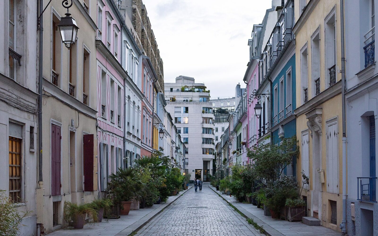 Les façades pastel de la rue Crémieux