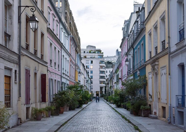 Les façades pastel de la rue Crémieux