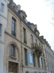 La façade de l'hôtel de Lauzun sur le quai d'Anjou, avec son balcon doré et ses descentes de gouttières à dauphins