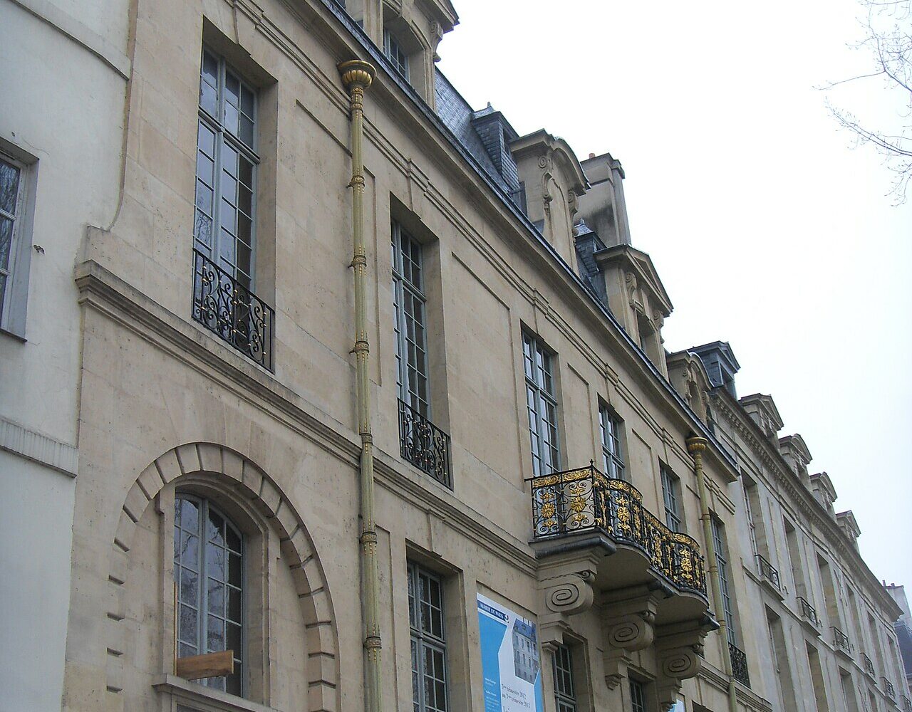 La façade de l'hôtel de Lauzun sur le quai d'Anjou, avec son balcon doré et ses descentes de gouttières à dauphins