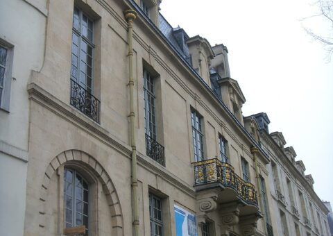La façade de l'hôtel de Lauzun sur le quai d'Anjou, avec son balcon doré et ses descentes de gouttières à dauphins