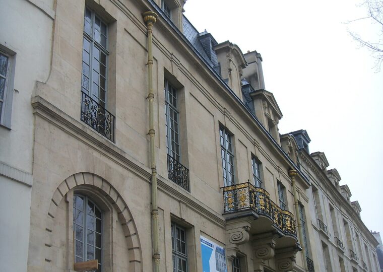 La façade de l'hôtel de Lauzun sur le quai d'Anjou, avec son balcon doré et ses descentes de gouttières à dauphins