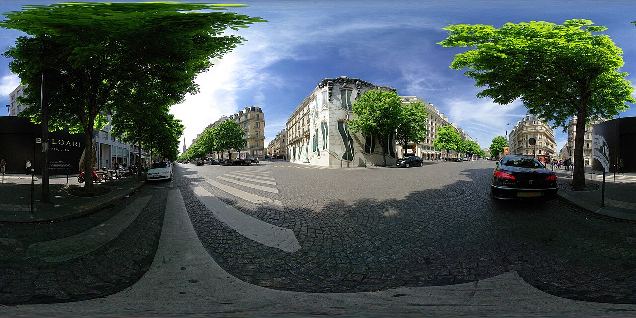 L'avenue George-V à Paris, où se cache la terrasse du Bvlgari Hôtel