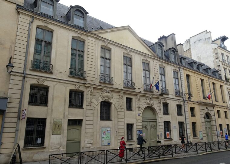 La rue de Turenne, où White sert ses cafés dès huit heures