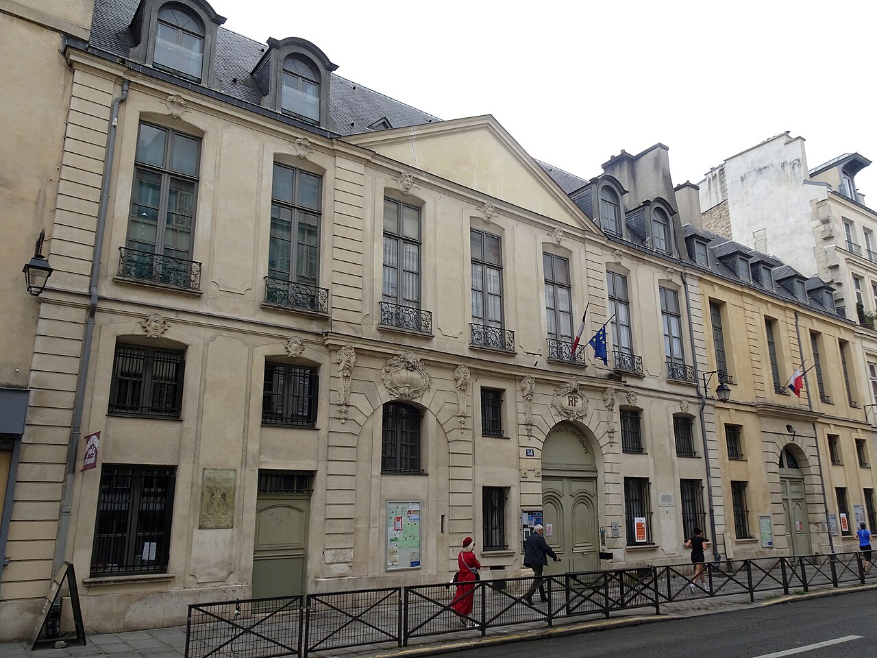 La rue de Turenne, où White sert ses cafés dès huit heures