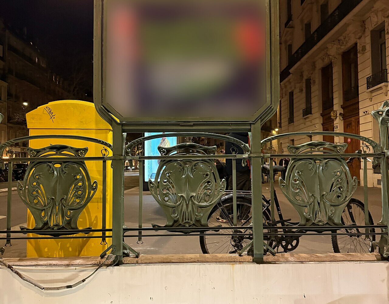 L'entrée du métro Boissière, avenue Kléber, et sa rambarde Art nouveau