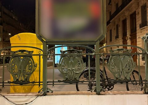 L'entrée du métro Boissière, avenue Kléber, et sa rambarde Art nouveau