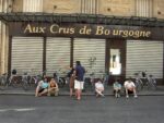 La devanture du bistrot Aux Crus de Bourgogne, rue Bachaumont à Paris