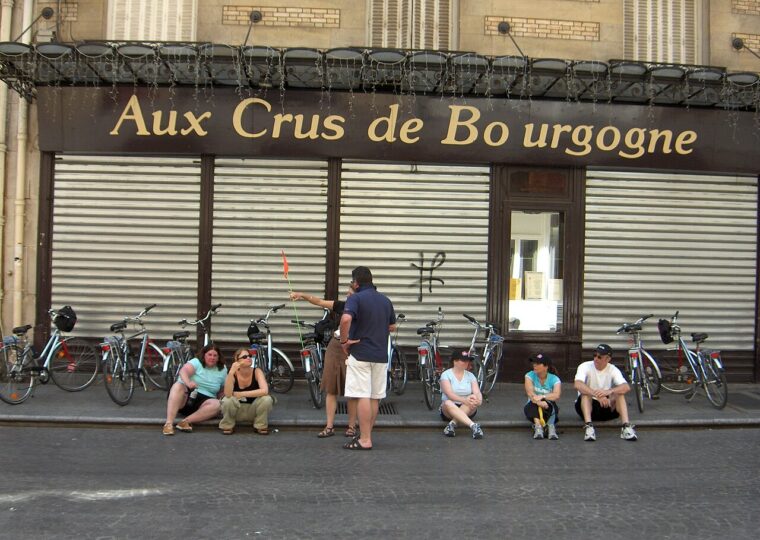 La devanture du bistrot Aux Crus de Bourgogne, rue Bachaumont à Paris