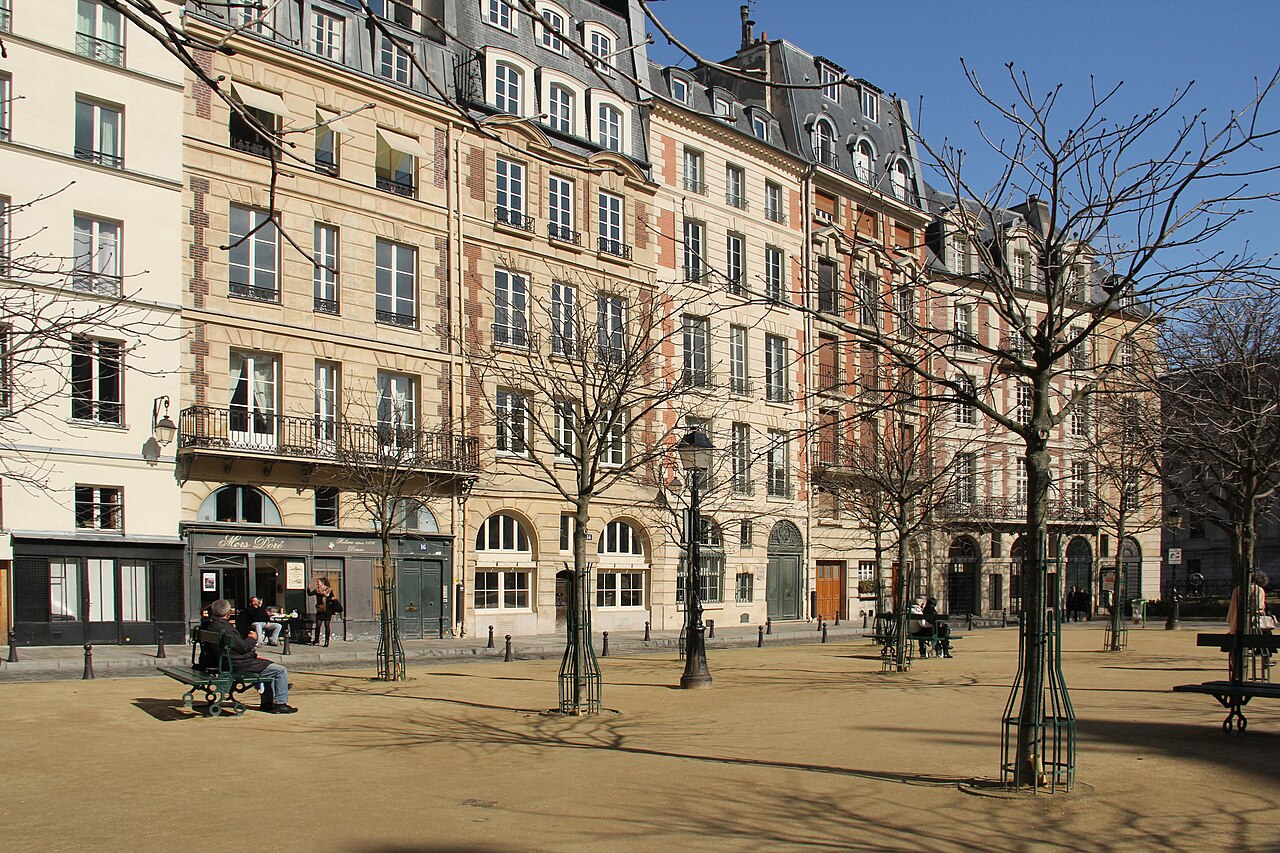 Les façades de brique et pierre de la place Dauphine sous le soleil, bancs et jeunes arbres