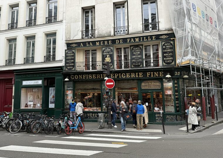 La façade classée d'À la Mère de Famille, rue du Faubourg-Montmartre