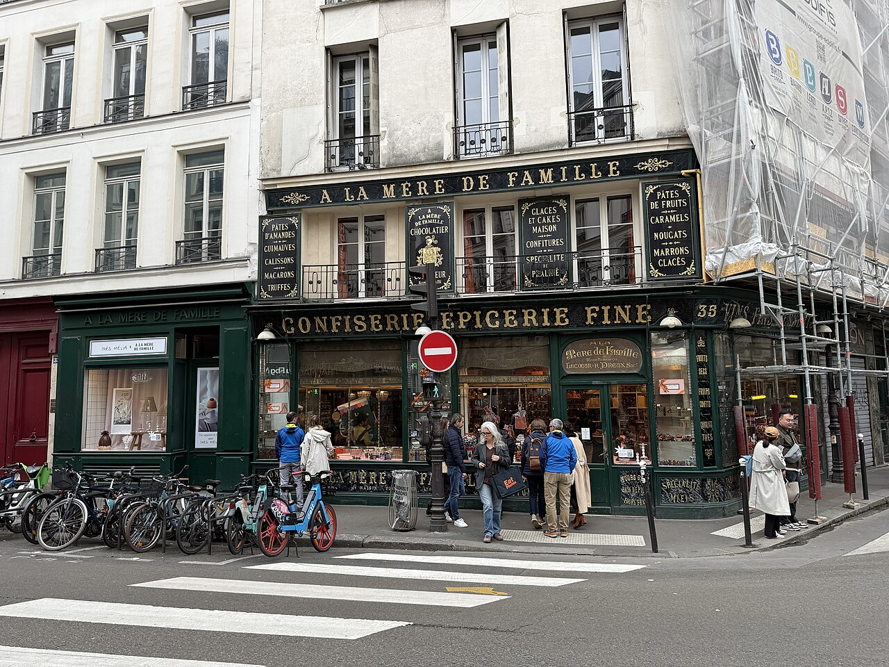 La façade classée d'À la Mère de Famille, rue du Faubourg-Montmartre