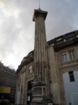 La colonne Médicis, fût cannelé de la Renaissance accolé à la rotonde de la Bourse de commerce